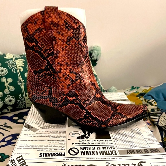 Jeffrey Campbell Cowboy boot in Ruby-pink snakeskin size 8.5 New w/box! - Picture 4 of 10